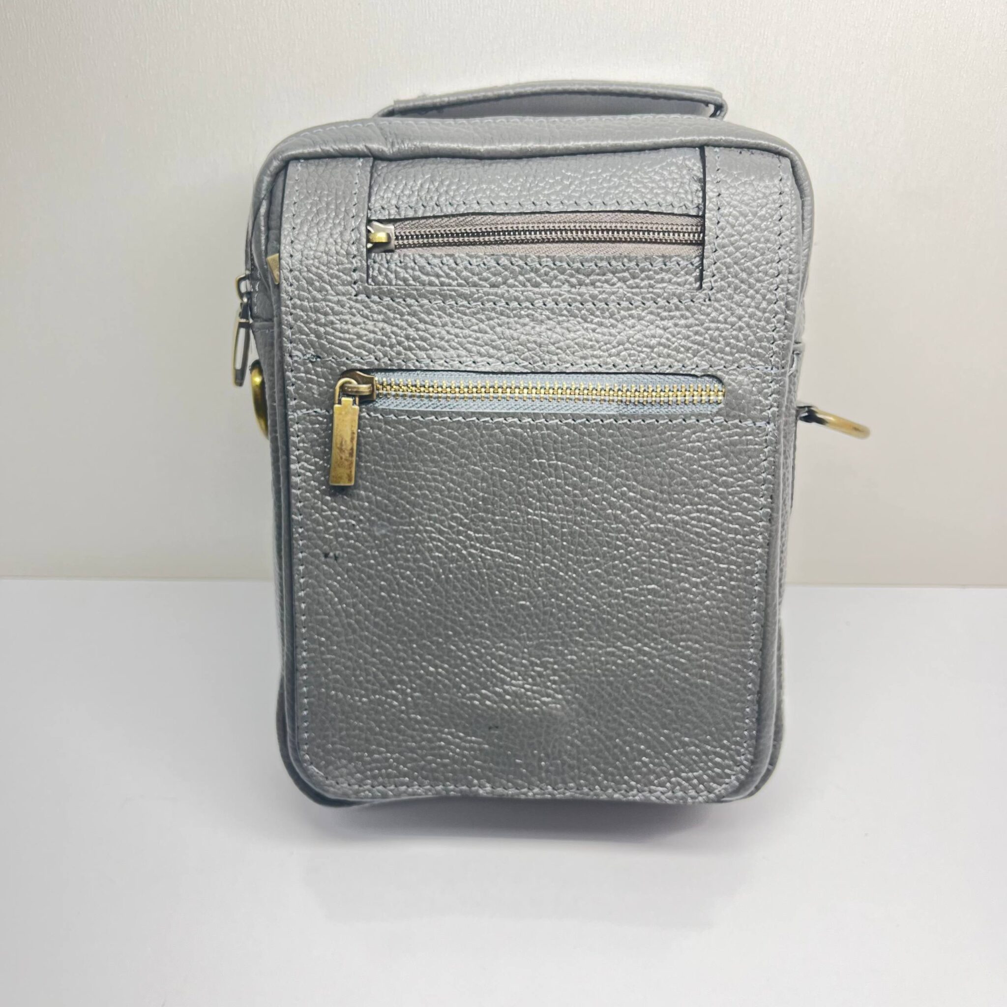کیف چرم طبیعی دوشی مردانه کوچک طوسی